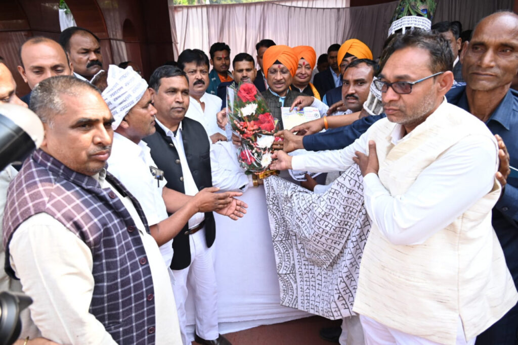 रायपुर : मुख्यमंत्री को रामराम बड़े भजन मेला में शामिल होने मिला निमंत्रण