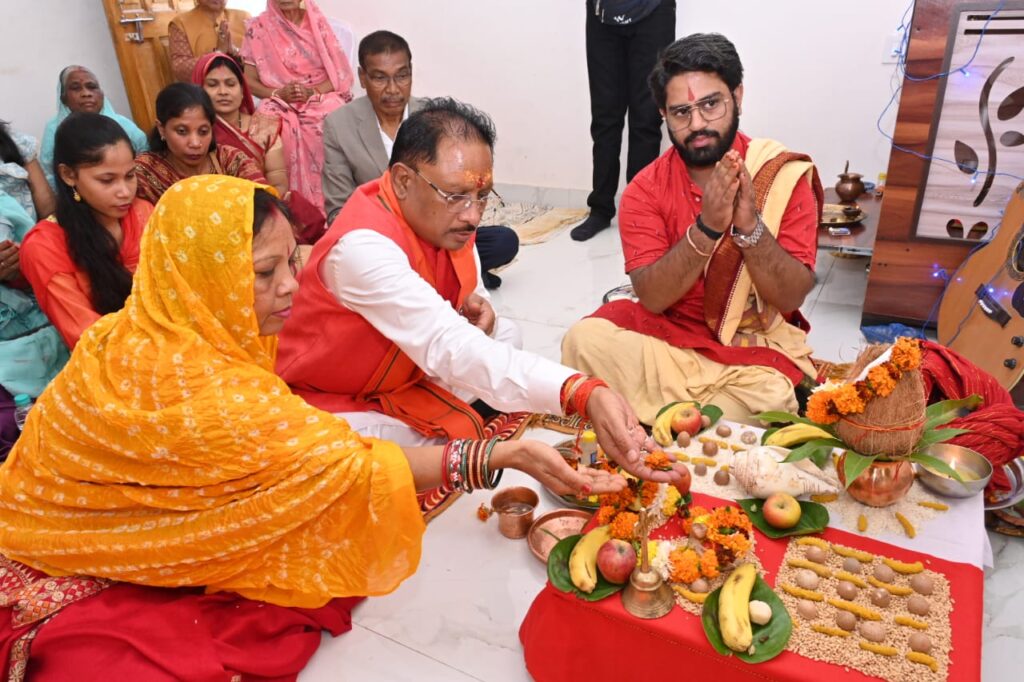 रायपुर : शपथग्रहण से पूर्व मुख्यमंत्री ने परिजनों के साथ की अपने घर में पूजा…