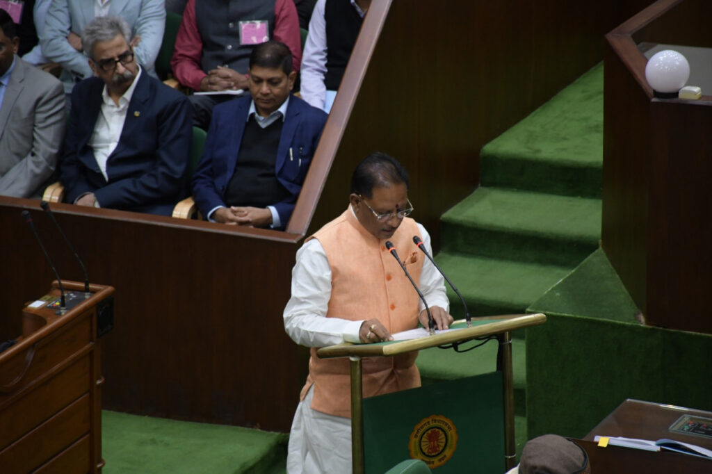 रायपुर : प्रोटेम स्पीकर श्री रामविचार नेताम ने आज विधानसभा में मुख्यमंत्री श्री विष्णु देव साय, उप मुख्यमंत्री श्री अरूण साव और श्री विजय शर्मा सहित नव निर्वाचित विधायकों को शपथ दिलाई..