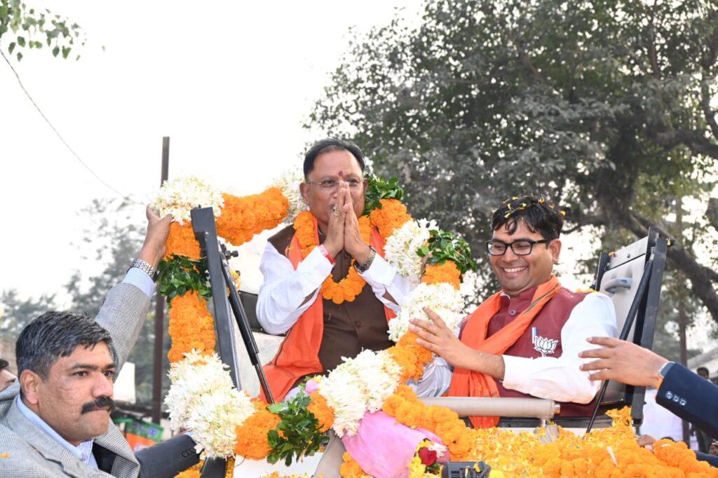 रायपुर : सांस्कृतिक नगरी रायगढ़ में रोड शो के दौरान श्री विष्णु देव साय का मंत्री श्री ओपी चौधरी ने पुष्प माला पहनाकर किया स्वागत…