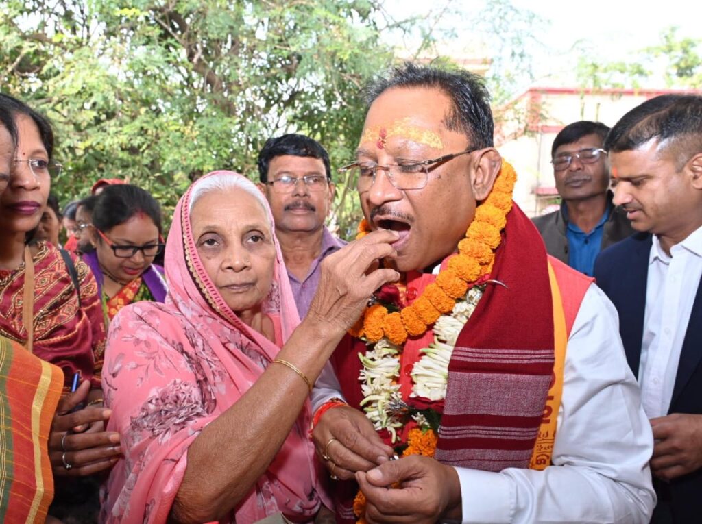 रायपुर : सत्ता की बागडोर संभालने से पहले मुख्यमंत्री श्री विष्णुदेव साय ने लिया मां का आशीर्वाद