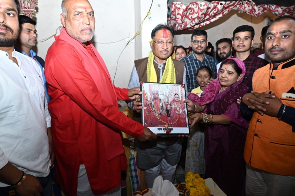 रायपुर : श्री श्री 108 श्री गुरुदेव स्वामी धनपती पंडा जी की गुरु गद्दी का आशीर्वाद लेने भुइंयापानी पहुंचे मुख्यमंत्री श्री विष्णु देव साय