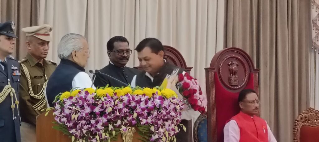 विष्णुदेव साय सरकार के मंत्रिमंडल का शपथ ग्रहण: लखन लाल देवांगन सहित 9 मंत्रियों ने ली शपथ..