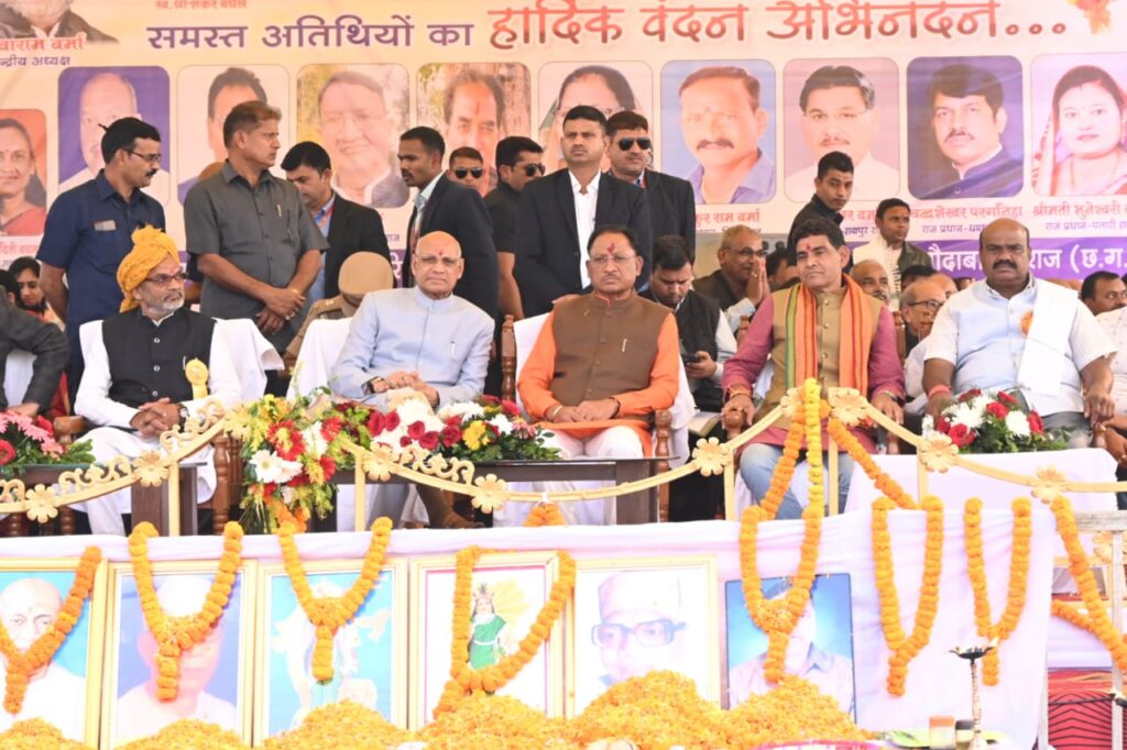 मुख्यमंत्री श्री विष्णु देव साय और महाराष्ट्र के राज्यपाल श्री रमेश बैस ने अधिवेशन में ’परिणय पुष्प’ और ’अरपा छत्तीसगढ़’ शीर्षक से प्रकाशित पुस्तिका का विमोचन किया।