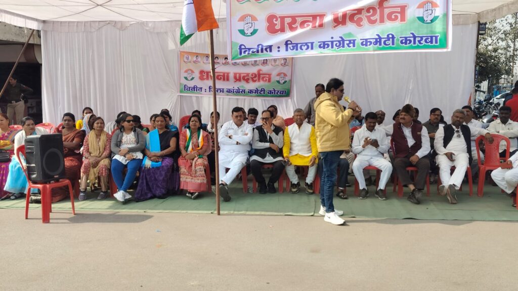 इंडिया गठबंधन के 146 सांसदों के निलंबन के फैसले के खिलाफ विरोध प्रदर्शन