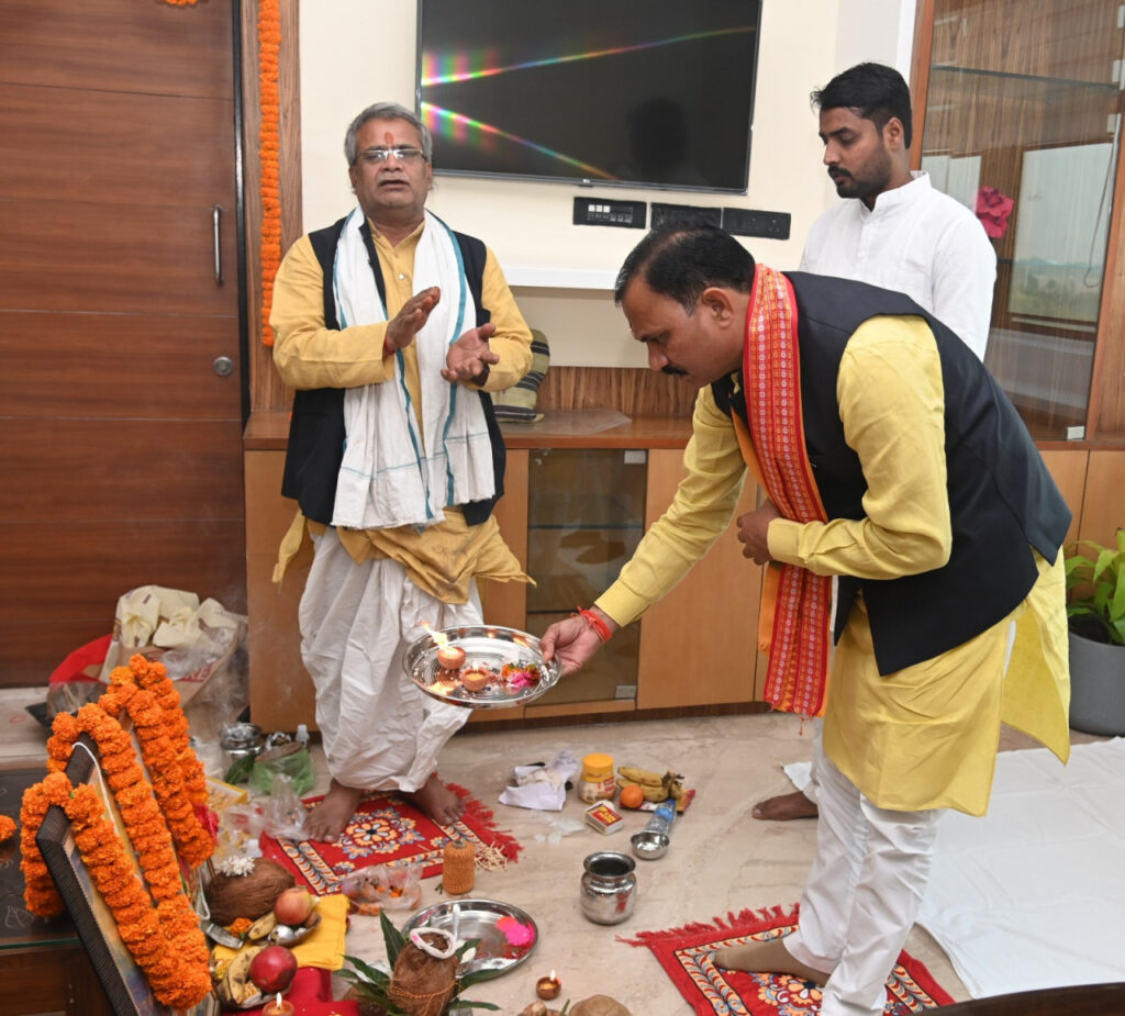 रायपुर : नव वर्ष के पहले दिन स्वास्थ्य एवं परिवार कल्याण मंत्री श्री जायसवाल ने ग्रहण किया कार्यभार…