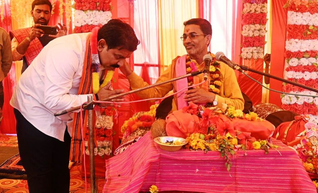 रायपुर : उपमुख्यमंत्री श्री विजय शर्मा कवर्धा जिला के ग्राम मिनमिनिया में आयोजित भागवत कथा में हुए शामिल