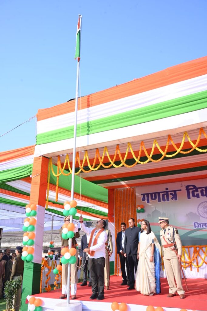 रायपुर : उप मुख्यमंत्री श्री विजय शर्मा ने दुर्ग जिला मुख्यालय के मुख्य समारोह में ध्वजारोहण कर परेड का निरीक्षण किया