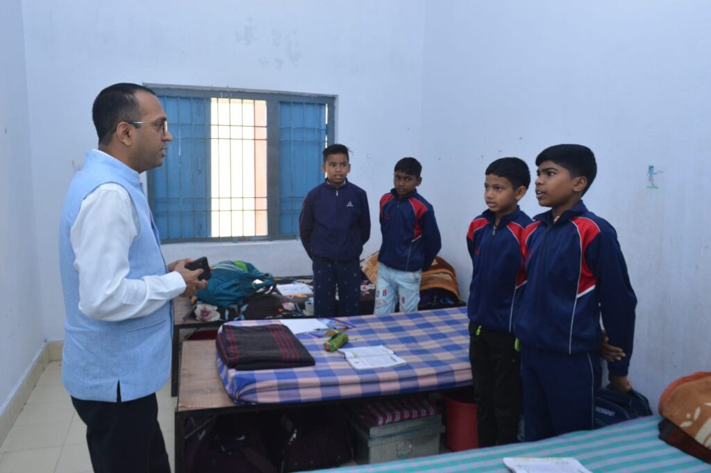 कलेक्टर ने पोड़ी उपरोड़ा के विभिन्न शासकीय संस्थानों का किया औचक निरीक्षण