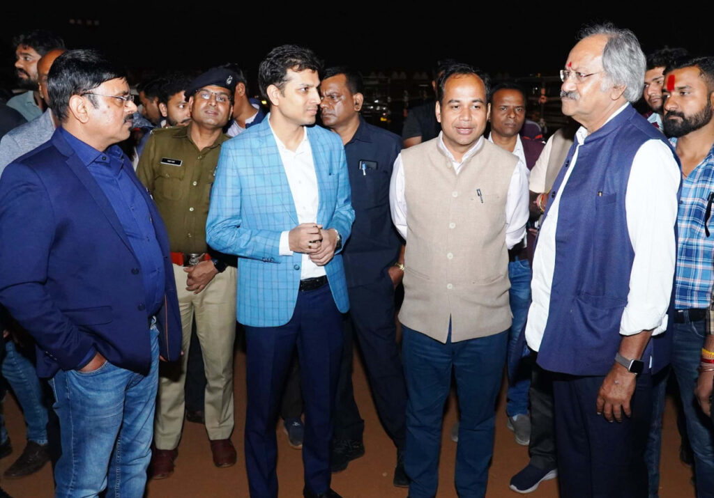 रायपुर : देर रात पुलिस परेड ग्राउंड पहुंचे संस्कृति मंत्री श्री बृजमोहन अग्रवाल