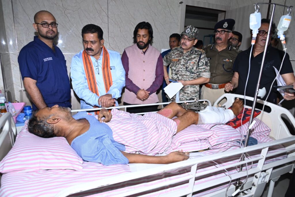 रायपुर : बीजापुर घटना में घायल जवान की पत्नी से गृह मंत्री ने कहा, बहन यह पीड़ा हम सबकी है हम अपने जवानों के साथ हर स्थिति में खड़े हैं