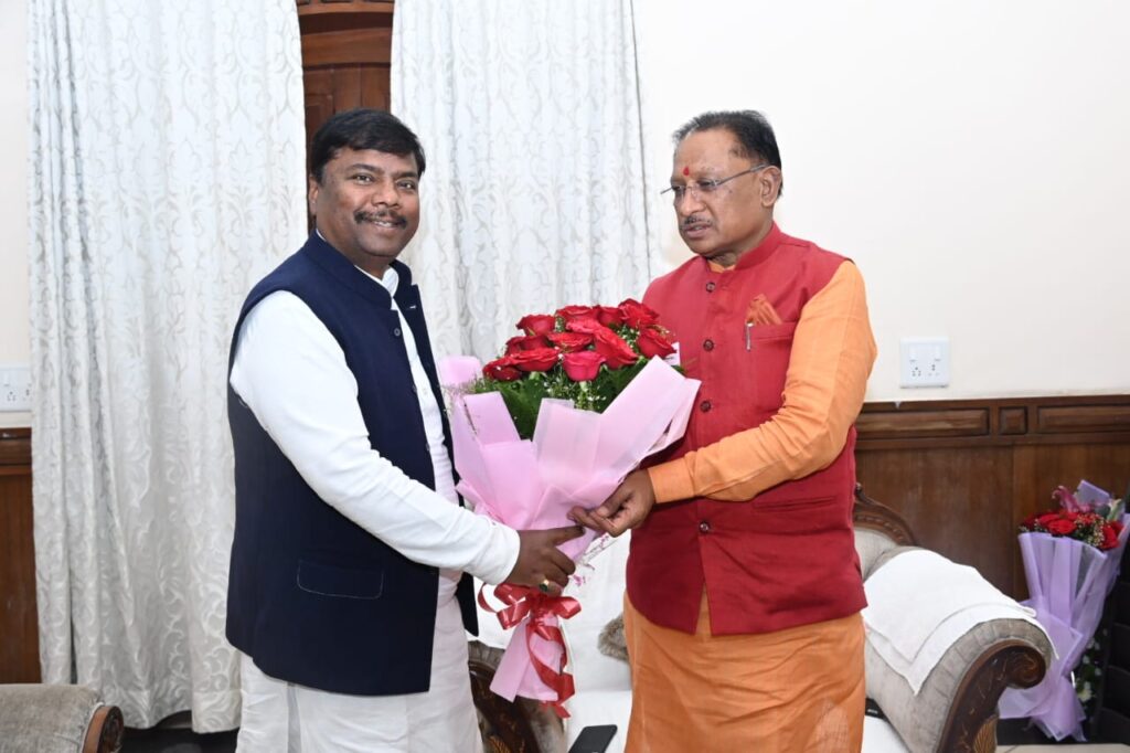रायपुर : वन मंत्री श्री केदार कश्यप ने मुख्यमंत्री को दी नव वर्ष की शुभकामनाएं