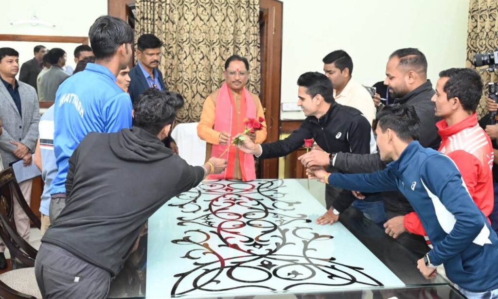 रायपुर : मुख्यमंत्री से पुलिस भर्ती में शामिल हो रहे अभ्यर्थियों ने की सौजन्य मुलाकात