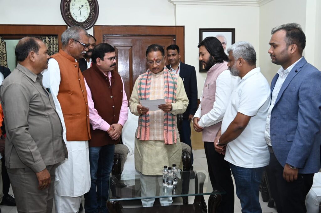 रायपुर : मुख्यमंत्री से सतनामी उत्थान एवं जागृति समिति के प्रतिनिधिमंडल ने की सौजन्य मुलाकात