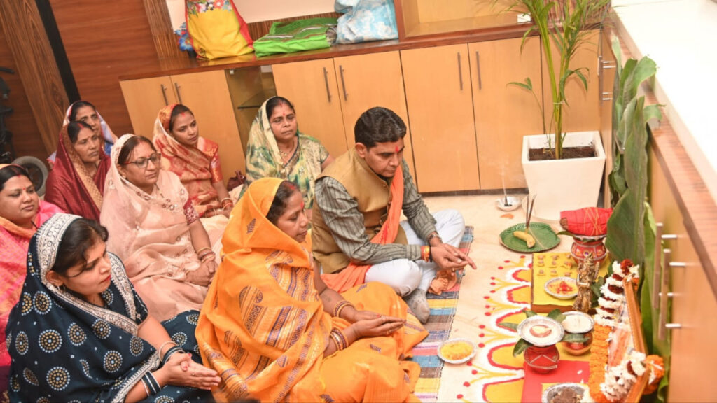रायपुर : राजस्व एवं आपदा प्रबंधन मंत्री श्री टंकराम वर्मा ने किया पदभार ग्रहण