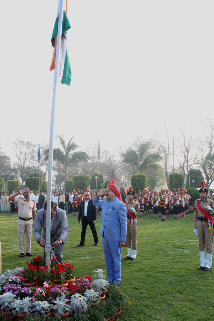 रायपुर : 75वें गणतंत्र दिवस पर इंदिरा गांधी कृषि विश्वविद्यालय के कुलपति डॉ. चंदेल ने तिरंगा फहराया और परेड की ली सलामी