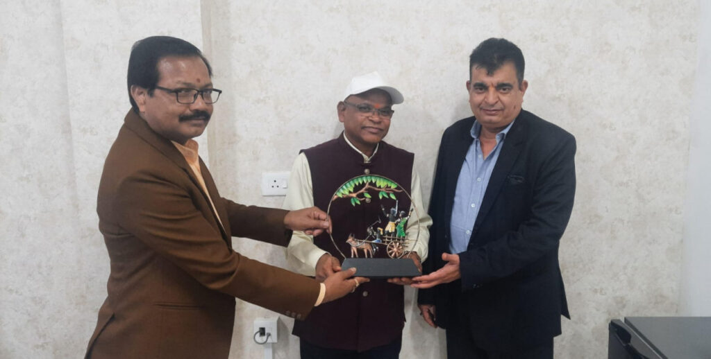 रायपुर : छत्तीसगढ़ राज्य सूचना आयोग के सचिव श्री जी. आर. चुरेंद्र को आज भावभीनी विदाई दी गई