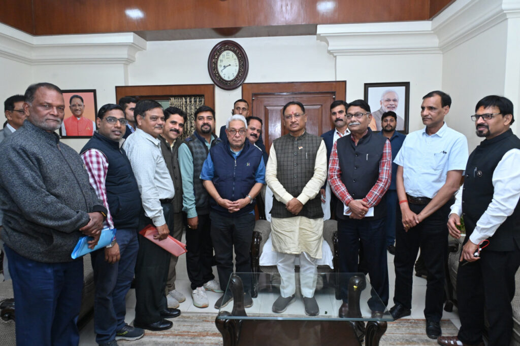 रायपुर : मुख्यमंत्री श्री साय से शहीद कर्नल विप्लव त्रिपाठी के पिता ने की सौजन्य मुलाकात