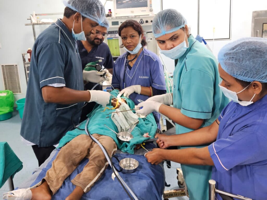 कोरबा में बच्चे ने नाक में घुसाया घड़ी का सेल: सांस लेने में दिक्कत होने से पता चला, एंडोस्कोपी ऑपरेशन की मदद से निकाला..