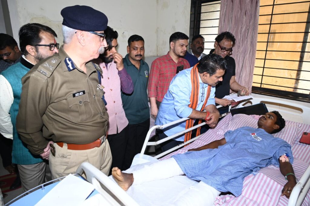 रायपुर : उप मुख्यमंत्री श्री विजय शर्मा घायल जवानों से मिलने पहुंचे हॉस्पिटल