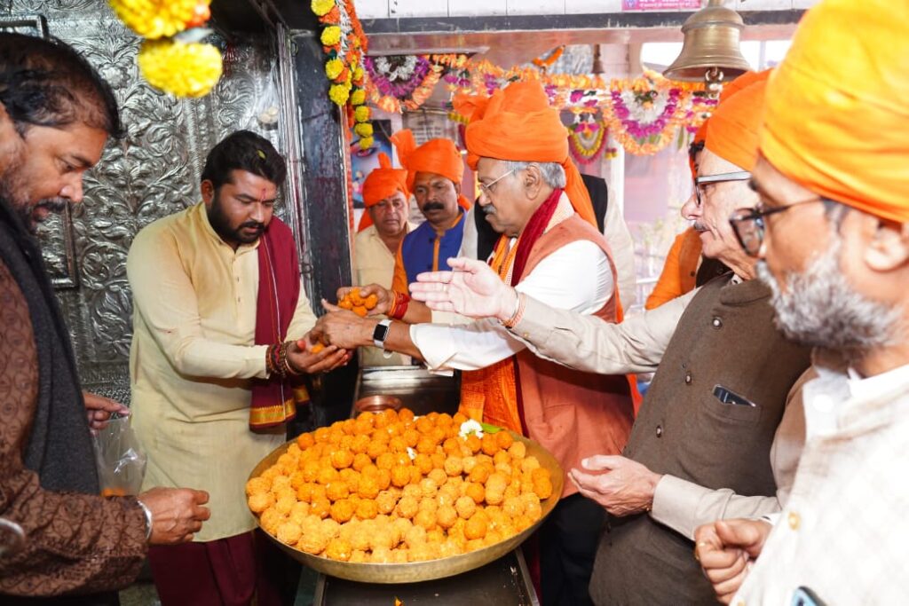 रायपुर : संस्कृति मंत्री श्री बृजमोहन अग्रवाल ने आज श्री रामलला के प्राण प्रतिष्ठा के अवसर पर राजधानी रायपुर के विभिन्न धार्मिक स्थलों में की पूजा-अर्चना