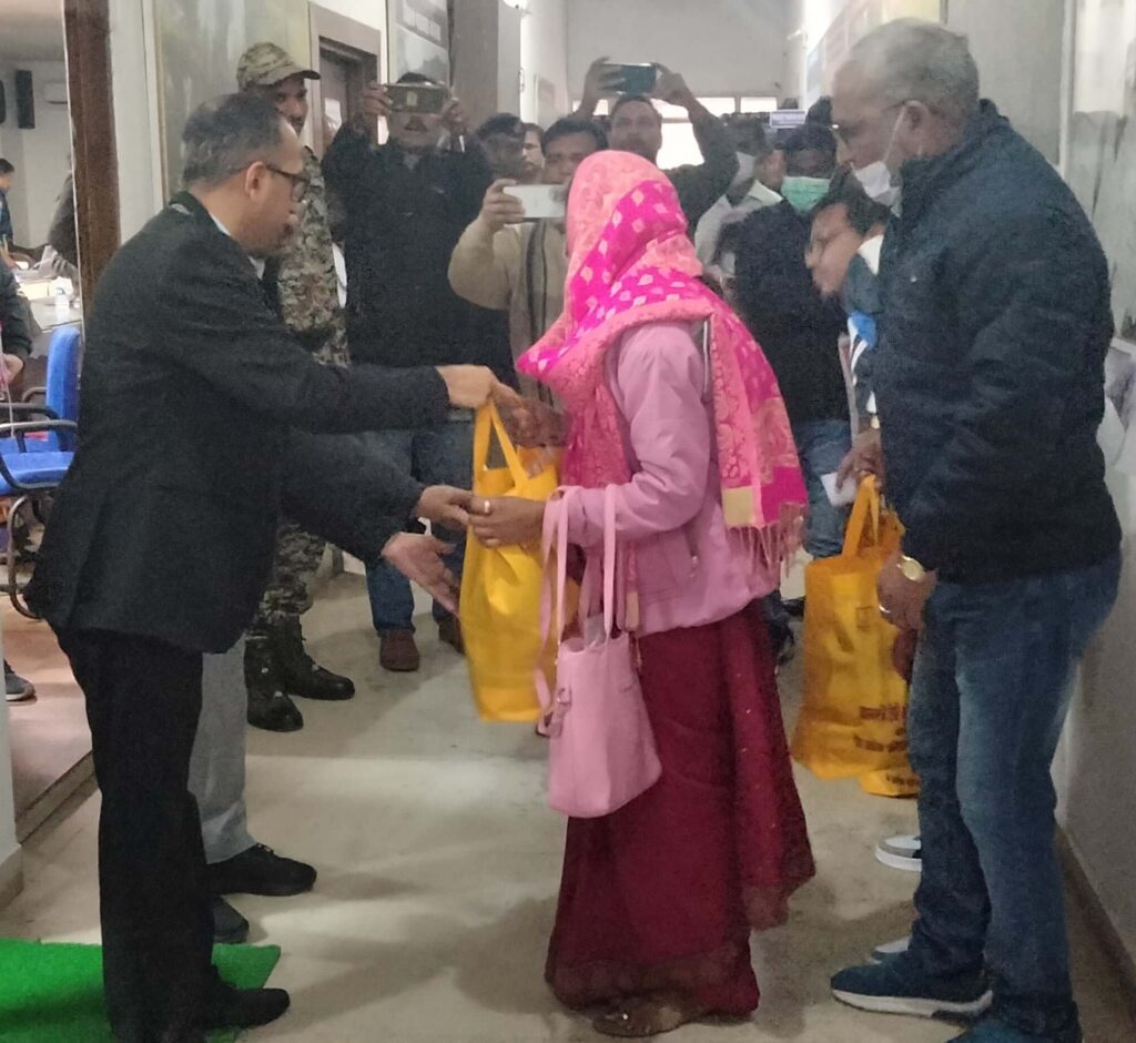 कलेक्टर द्वारा टी.बी. मरीजों को प्रदान किया गया फूड बास्केट