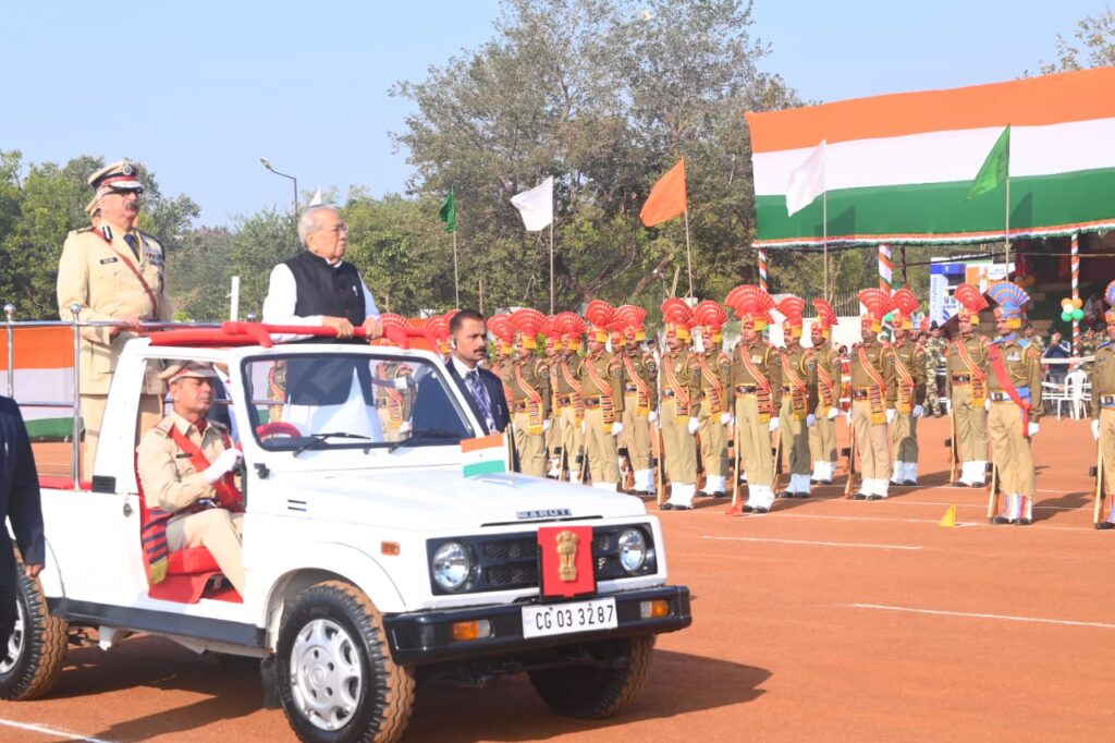 रायपुर : राज्यपाल श्री विश्वभूषण हरिचंदन ने गणतंत्र दिवस के अवसर पर राजधानी रायपुर के पुलिस परेड ग्राउंड में आयोजित मुख्य समारोह में ध्वजारोहण कर परेड की सलामी ली