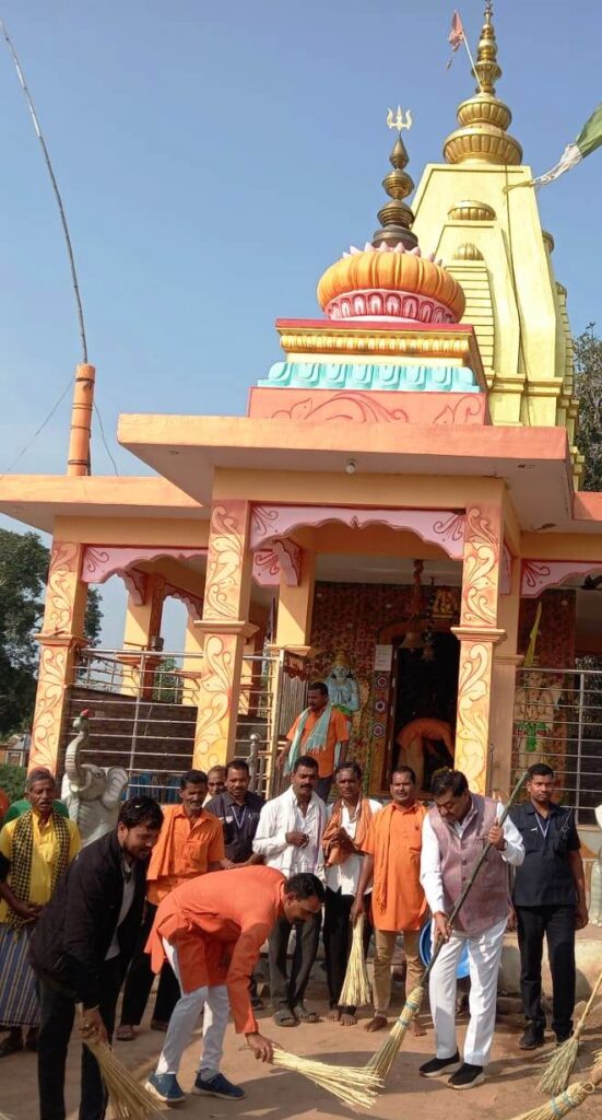 रायपुर : खाद्य मंत्री श्री बघेल ने मोहतारा गांव के राम मंदिर परिसर की साफ सफाई की