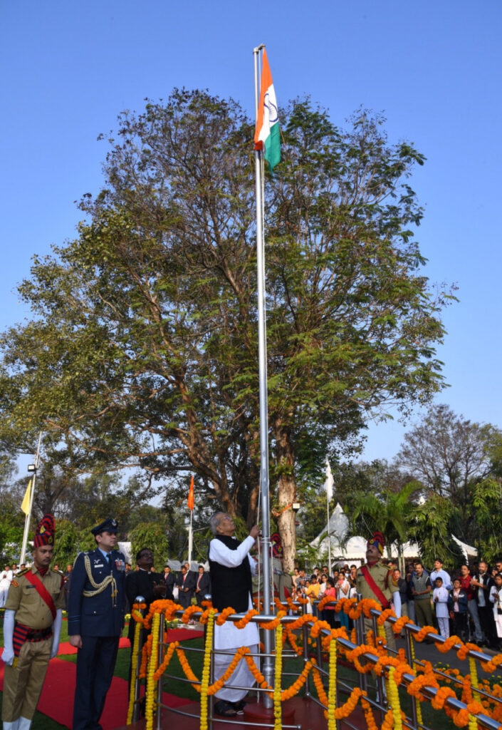 रायपुर : राज्यपाल ने गणतंत्र दिवस के अवसर पर राजभवन में किया ध्वजारोहण, परेड का निरीक्षण कर सलामी ली