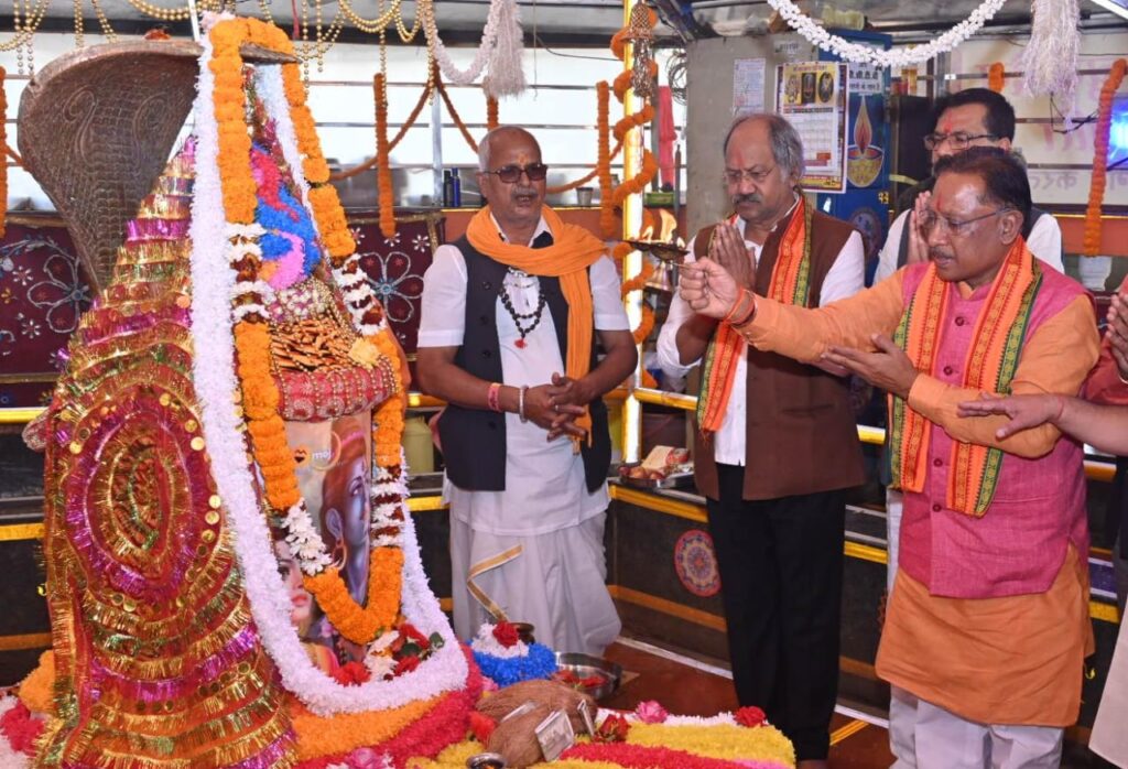 रायपुर : मुख्यमंत्री श्री विष्णु देव साय ने आज राजधानी रायपुर के स्वामी विवेकानंद सरोवर स्थित आदि बूढ़ादेव के प्राचीन मंदिर में पूजा अर्चना कर प्रदेशवासियों की सुख समृद्धि और खुशहाली की कामना की