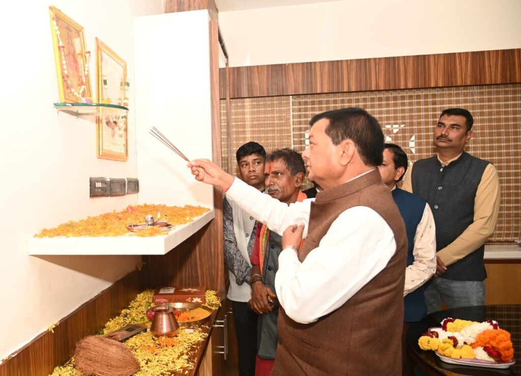 रायपुर : वाणिज्य और उद्योग एवं श्रम मंत्री श्री लखनलाल देवांगन ने मंत्रालय में काम-काज संभाला