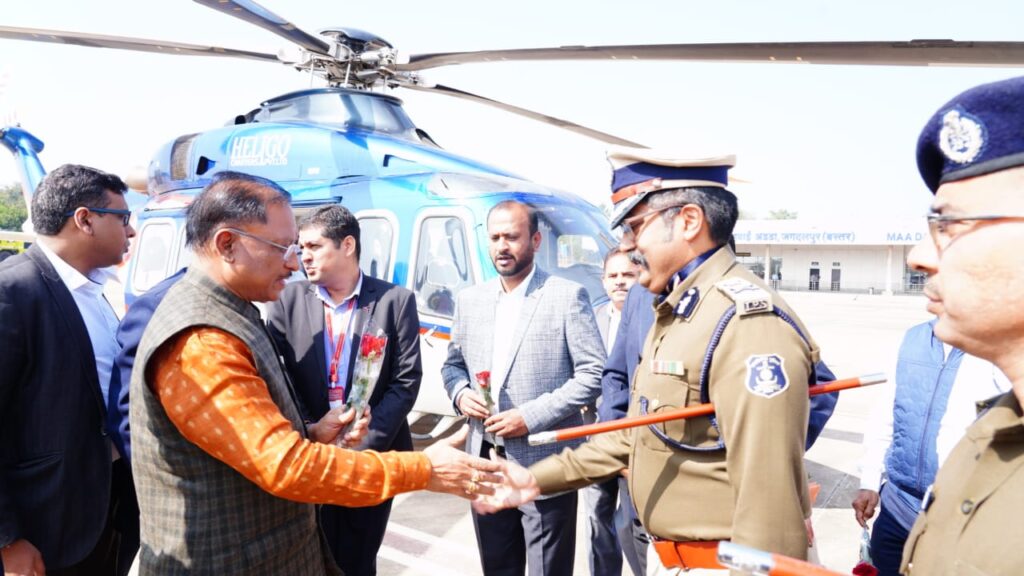 रायपुर : मुख्यमंत्री श्री विष्णु देव साय का स्वागत किया जनप्रतिनिधियों एवं अधिकारियों ने