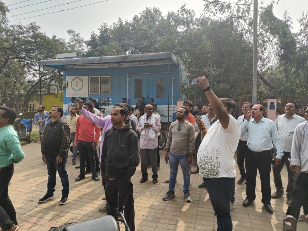 नगर निगम में आत्मदाह की कोशिश: 7 साल से दुकान की प्रीमियम राशि नहीं दी, जब अधिकारियों ने दिखाई सख्ती; तो खुद पर डाला पेट्रोल…
