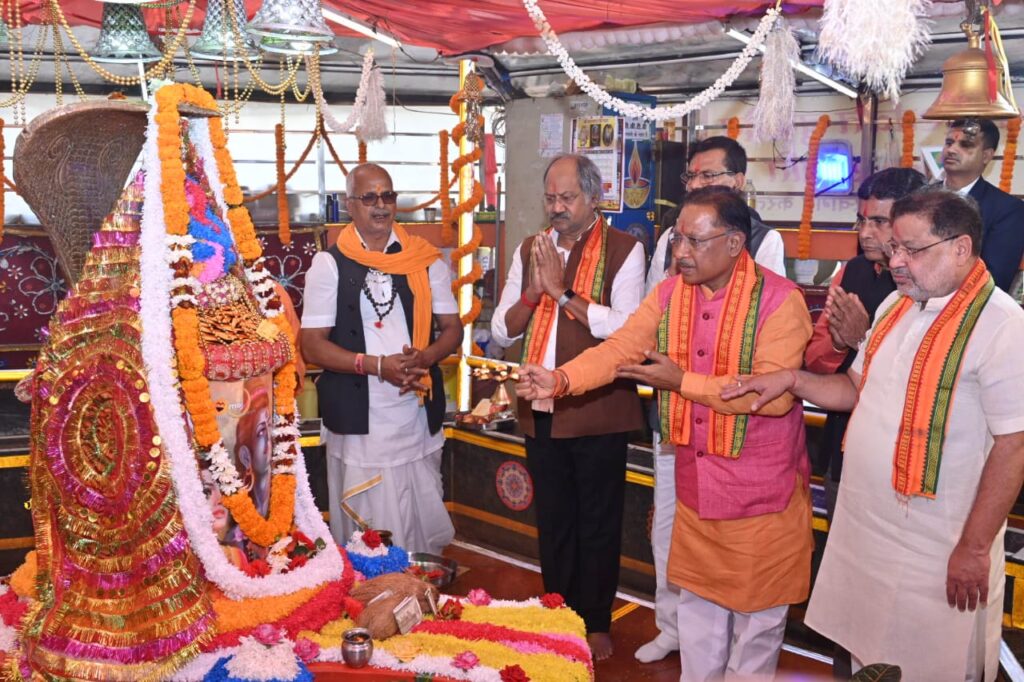 रायपुर : मुख्यमंत्री श्री विष्णु देव साय ने आज राजधानी रायपुर के स्वामी विवेकानंद सरोवर स्थित आदि बूढ़ादेव के प्राचीन मंदिर में पूजा अर्चना कर प्रदेशवासियों की सुख समृद्धि और खुशहाली की कामना की