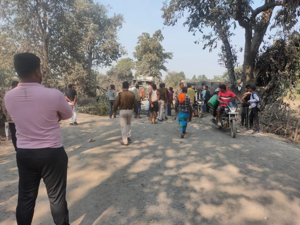 तेज रफ्तार ट्रेलर ने बाप-बेटे को मारी टक्कर, एक मौत:रायगढ़ में मासूम ने तोड़ा दम, पिता की हालत नाजुक, नशे में था ड्राइवर