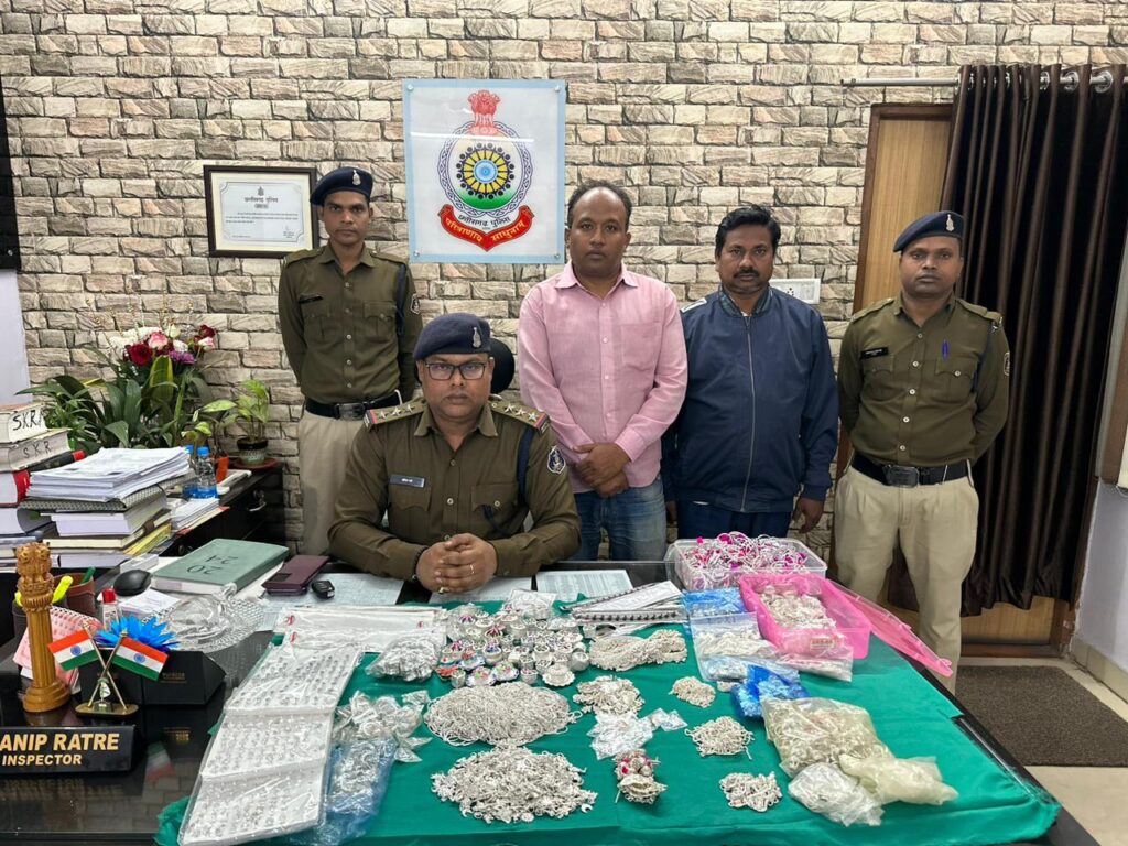 रायगढ़ में ओडिशा की कार में मिला 11 किलो चांदी:आभूषण की कीमत 6 लाख रुपए, बिल नहीं होने पर पुलिस ने किया जब्त