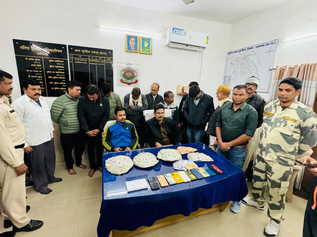 कांग्रेस पार्षद के घर जुए की महफिल : रायगढ़ पुलिस ने 10 जुआरियों को रंगेहाथों पकड़ा; करीब 2 लाख कैश जब्त..
