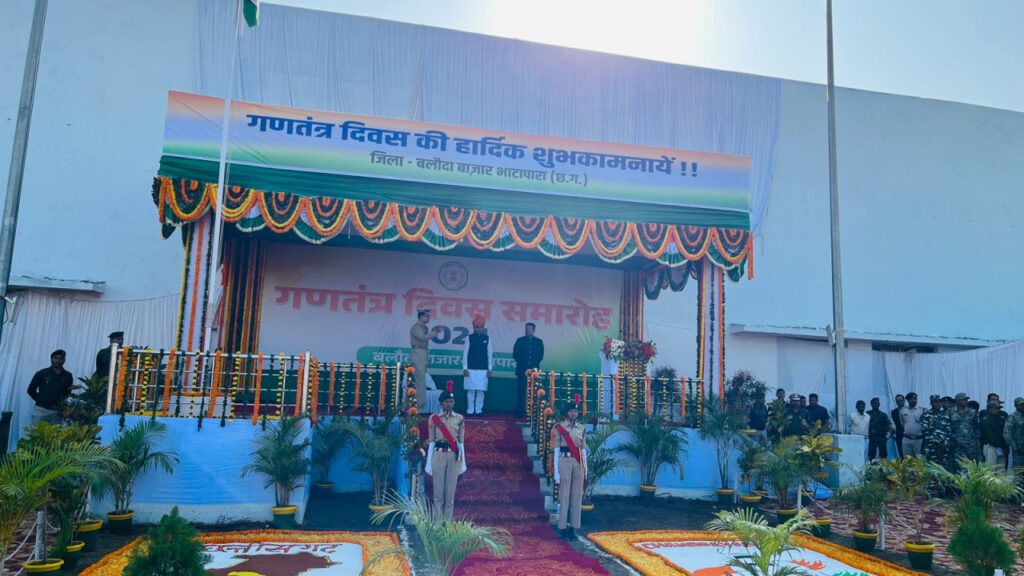रायपुर : राजस्व मंत्री श्री टंकराम वर्मा ने स्पोर्ट्स स्टेडियम बलौदाबाजार में राष्टीय ध्वज तिरंगा फहराया