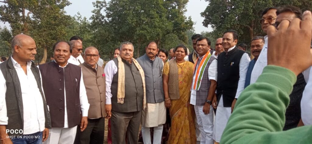 हसदेव अरण्य क्षेत्र के प्रभावित ग्राम परसा-केते एवं हरिहरपुर के ग्राम वासियों से प्रदेश कांग्रेस अध्यक्ष दिपक बैज भेंट-मुलाकात ने की