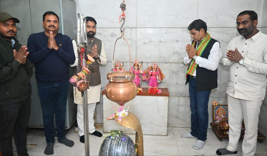 रायपुर : मंत्री श्री टंकराम वर्मा ने अम्लेश्वर महादेव वाटिका के मंदिर प्रांगण में झाड़ू लगाकर लोगों को सफाई का संदेश दिया