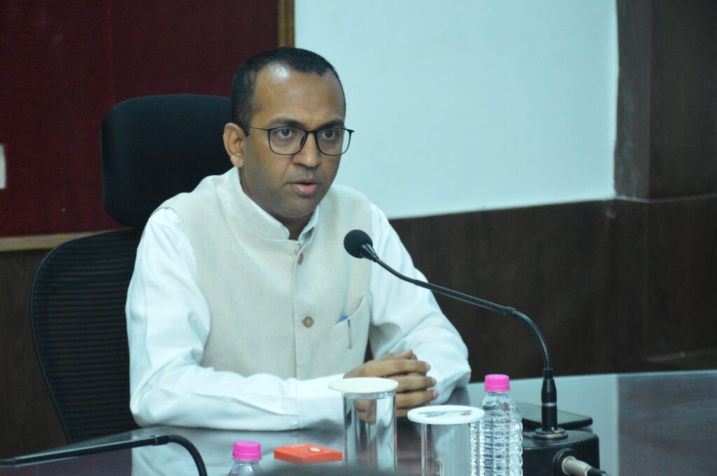 नवपदस्थ कलेक्टर श्री अजीत वसंत ने ली जिला अधिकारियों की परिचयात्मक बैठक