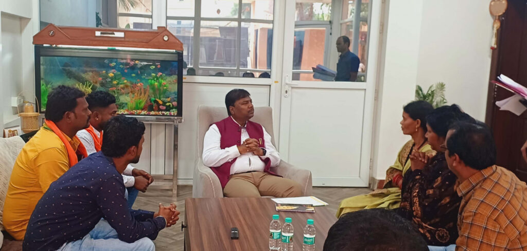 रायपुर : वन मंत्री श्री केदार कश्यप से नारायणपुर विधानसभा क्षेत्रवासियों ने की सौजन्य मुलाकात