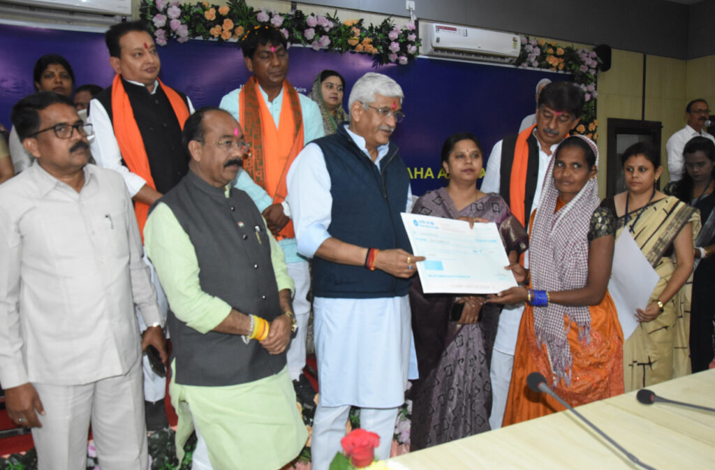 रायपुर : पीएम जनमन के वर्चुअल कार्यक्रम में शामिल हुए केन्द्रीय मंत्री श्री शेखावत एवं उपमुख्यमंत्री श्री साव