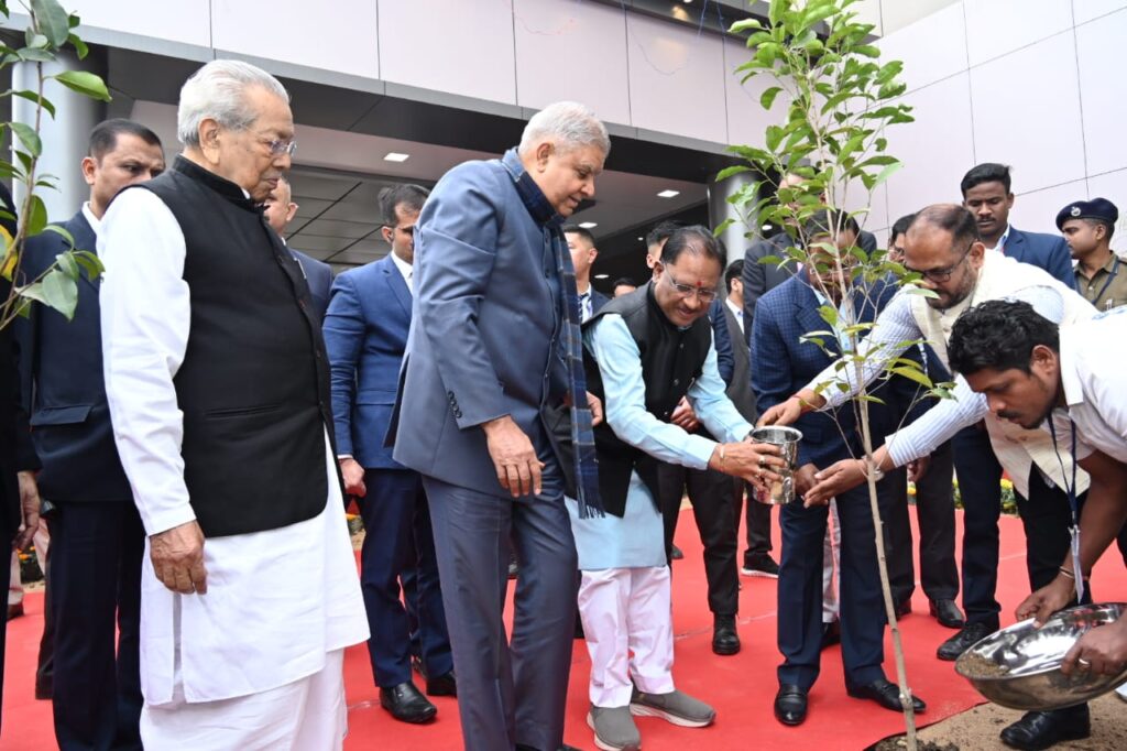 रायपुर : उप राष्ट्रपति श्री जगदीप धनखड़, राज्यपाल श्री विश्वभूषण हरिचंदन और मुख्यमंत्री श्री विष्णु देव साय ने विश्वविद्यालय परिसर में मौल श्री का पौधा रोपण किया
