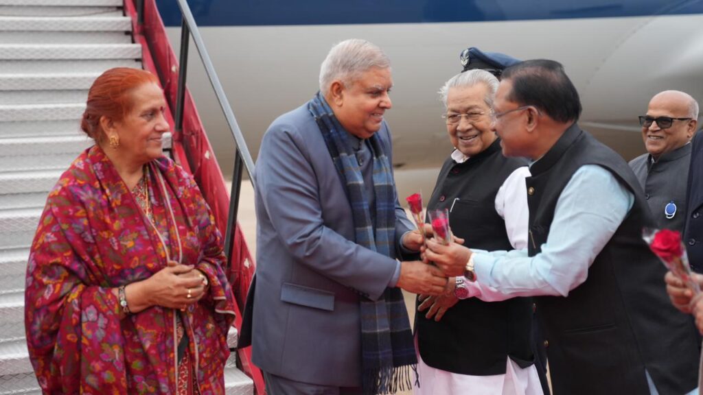 रायपुर : उप राष्ट्रपति श्री जगदीप धनखड़ का राजधानी रायपुर के स्वामी विवेकानंद विमानतल पर राज्यपाल श्री विश्वभूषण हरिचंदन और मुख्यमंत्री श्री विष्णु देव साय ने पुष्प भेंट कर उनका आत्मीय स्वागत किया