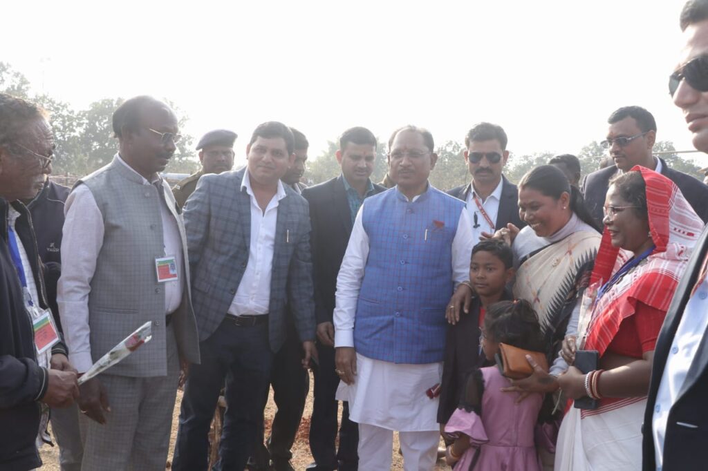 रायपुर : मुख्यमंत्री श्री विष्णु देव साय का जशपुर जिले के फरसाबहार पहुंचने पर पमशाला (पगुराबहार) हेलीपैड पर समाज के प्रतिनिधियों एवं अधिकारियों द्वारा किया गया आत्मीय स्वागत