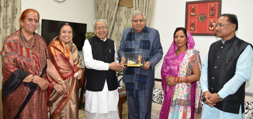 रायपुर : उप राष्ट्रपति श्री धनखड़ को राज्यपाल श्री हरिचंदन द्वारा स्मृति चिन्ह भेंट
