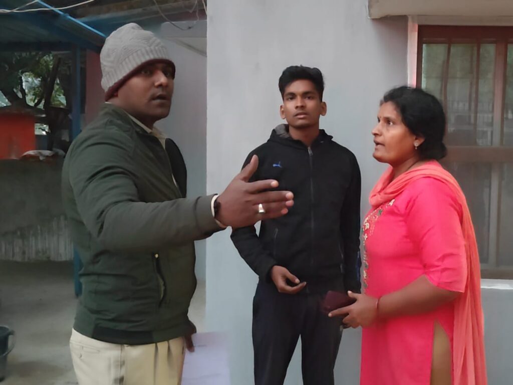 कोरबा में पति-पत्नी और बेटे ने 4 लाख की ठगी: कभी ठेकेदार तो कभी इंजीनियर बताकर दुकानदारों को लगाया चूना, घर से उठा लाई पुलिस…