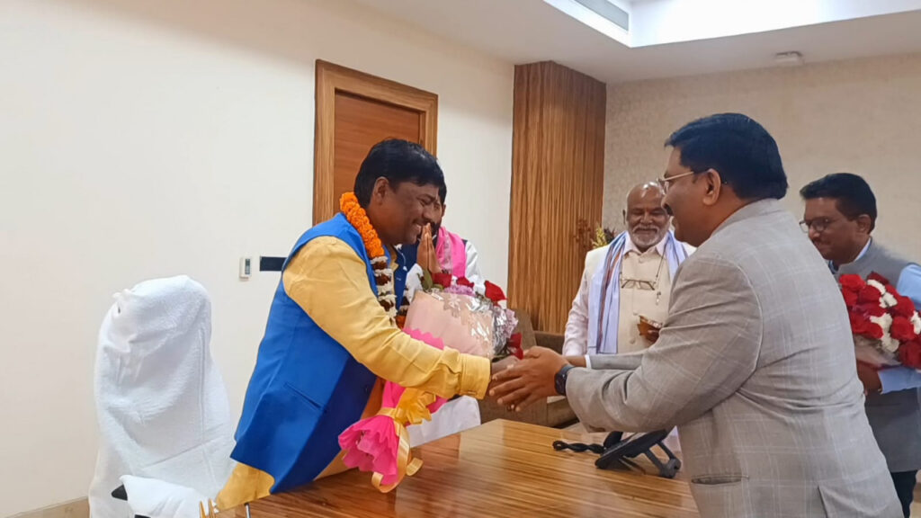 रायपुर : वन मंत्री श्री केदार कश्यप ने माई दंतेश्वरी और ईष्टदेव की पूजा-अर्चना कर किया पदभार ग्रहण