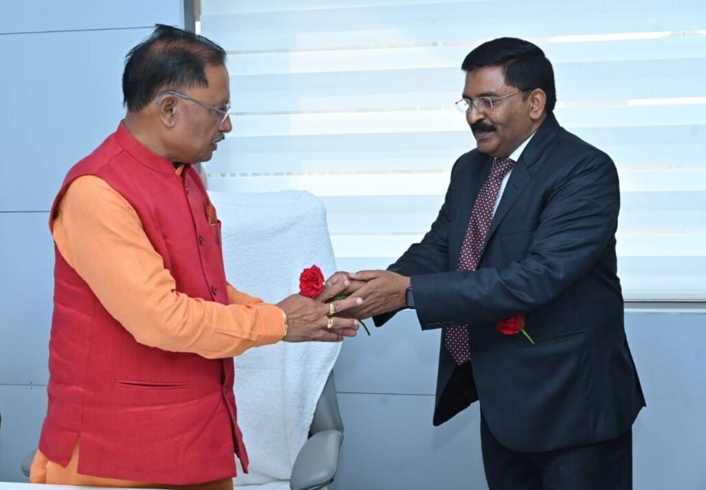 रायपुर : मुख्यमंत्री से भेंटकर वरिष्ठ प्रशासनिक अधिकारियों ने नव वर्ष की दी शुभकामनाएं…